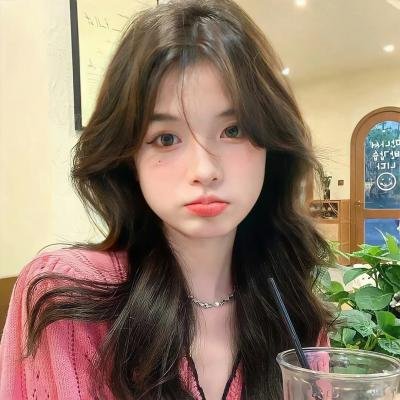 穿白丝绸的女人